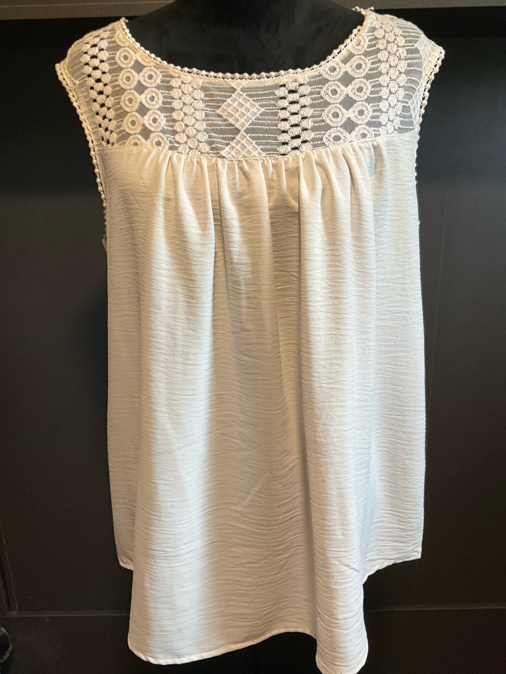 Hailey & Co. large cream sleeveless crocheted upper bodice